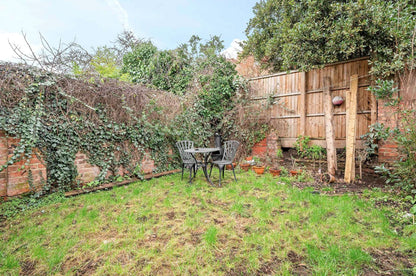 Lavers Road London, N16 0DT