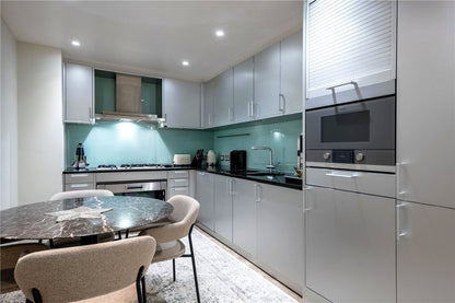 Knightsbridge, London, SW7